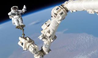 两名航天员太空互拍